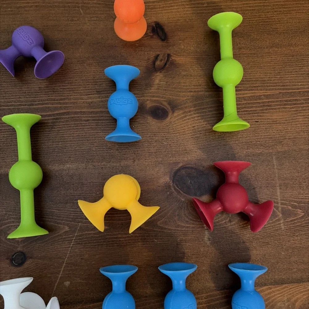 Fat Brain Toys Squigz 24 Piece Lot Suction Cup Building Developmental Toy